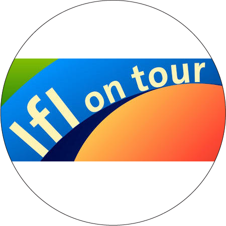 Ein weisser Text mit der Aufschrift "IfI on tour" steht auf einem bunten Hintergrund.