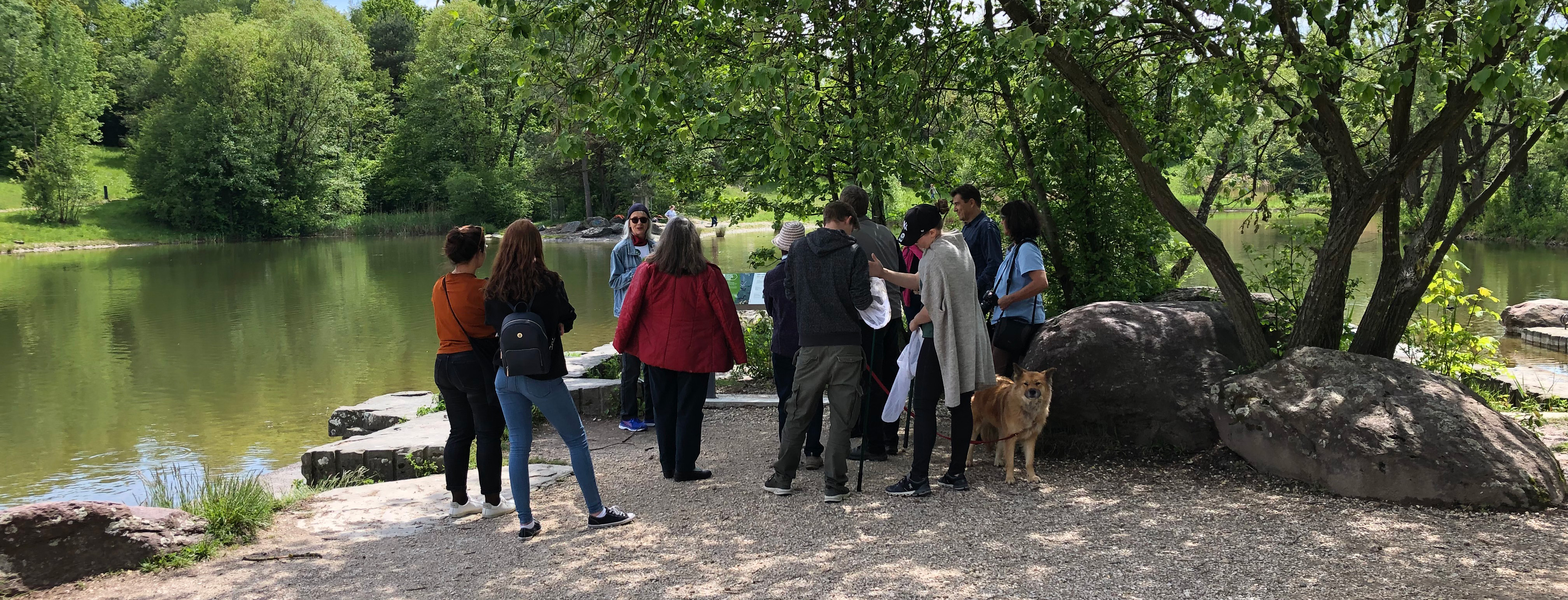 Personengruppe mit Hund, an einer Führung durch den Irchel Nature Park.
