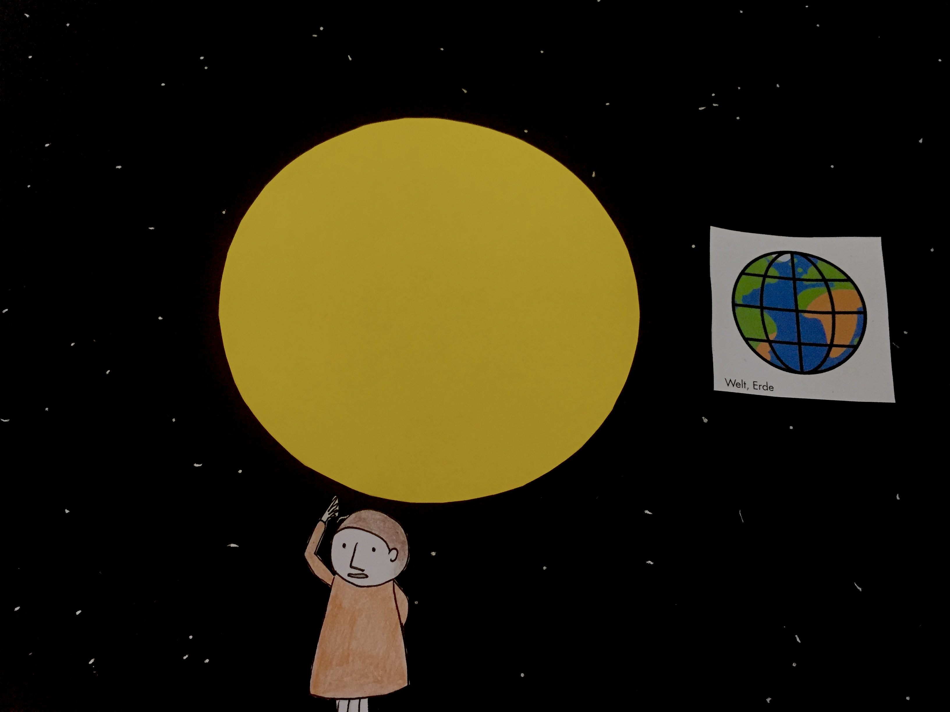 Illustration der Erde, die die Sonne umkreist. Unten ist eine Figur zu sehen, die das Wort "Sonne" gebärdet.